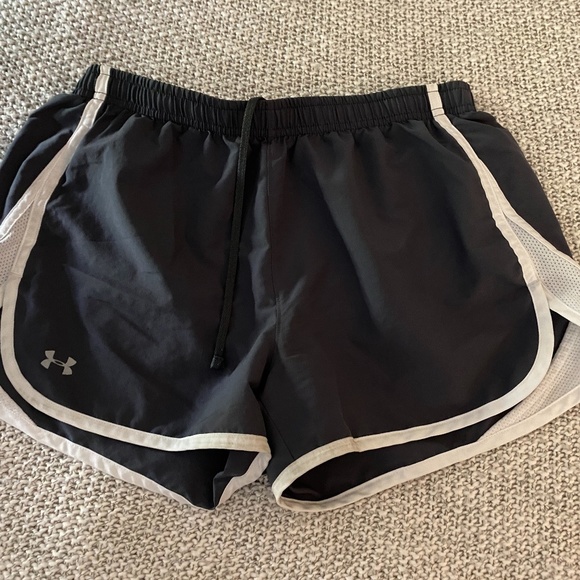 Under Armour Pants - UNDER ARMOUR Grey/White Heatgear Running Shorts(M)